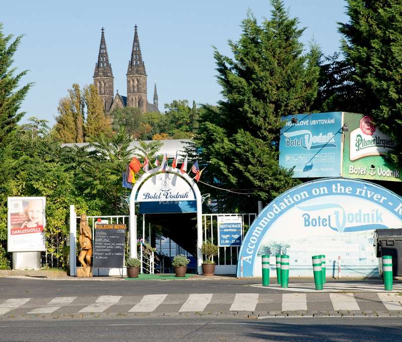 Na Karlův most a do centra to máte jen asi 15 minut pěšky