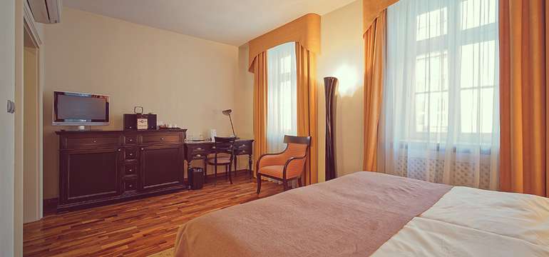 Nájdete tu TV, wifi, minibar, trezor, kávu a čaj, DVD, CD aj MP3 prehrávač