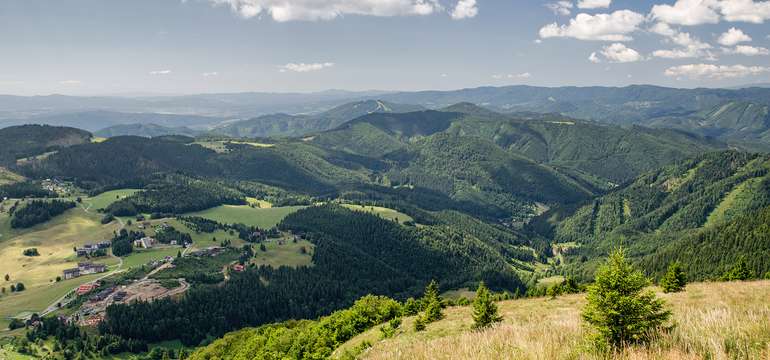Donovaly sú známe po celom stredisku najmä vďaka letnej turistike a zimným športom