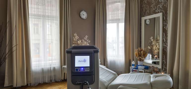 Ošetření zahrnuje hloubkového čištění, úpravu obočí i masáž krku