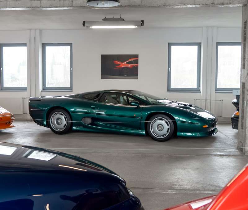 Ponúka zaujímavý pohľad na automobilovú históriu naprieč históriou.