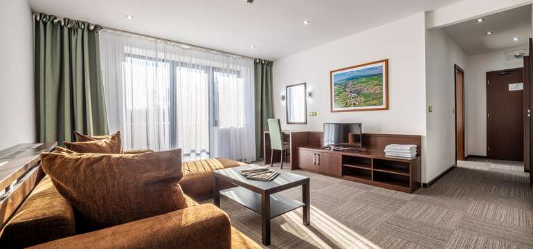 Účelne vybavený apartmán Deluxe (2 + 2 osoby) s vlastnou obývacou izbou