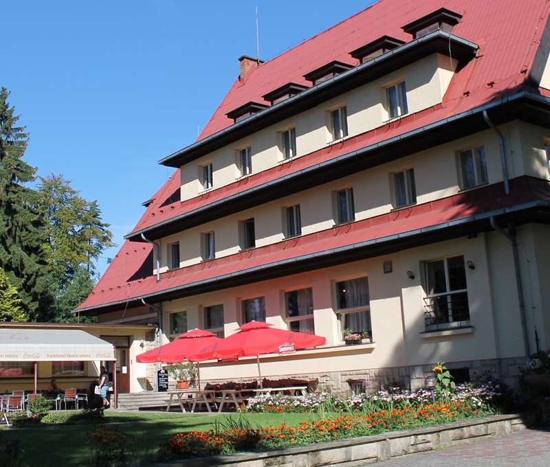 Hotel se nachází u parkového areálu, kde najdete i kurty na sport a zázemí pro děti