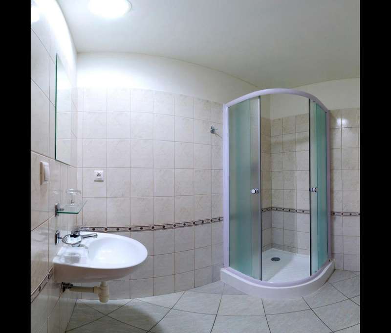 Všetky izby hotela Skalka*** v Rajeckých Tepliciach majú kúpeľňu s WC a sprchou alebo vaňou