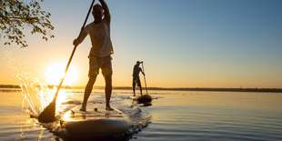 Na Slnečných jazerách si môžete vyskúšať aj obľúbený paddleboarding (ilustračné foto)