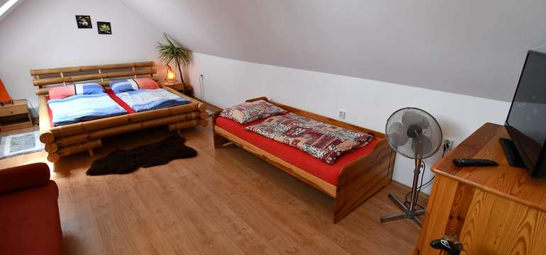 Ubytovanie vo veľkom hornom apartmáne s 3 spálňami (6+1)