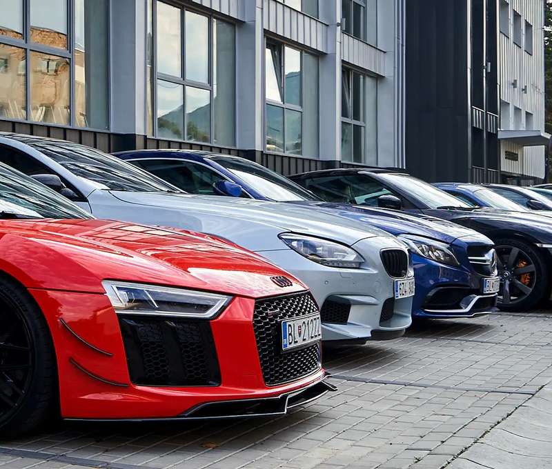 Ponúka zaujímavý pohľad na automobilovú históriu naprieč históriou.