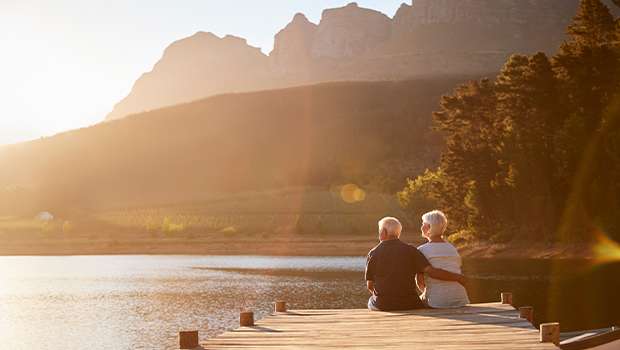 seniori - prechadzka popri rieke