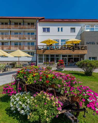 Hotel Lesana**** je obklopený krásne upraveným dvorom