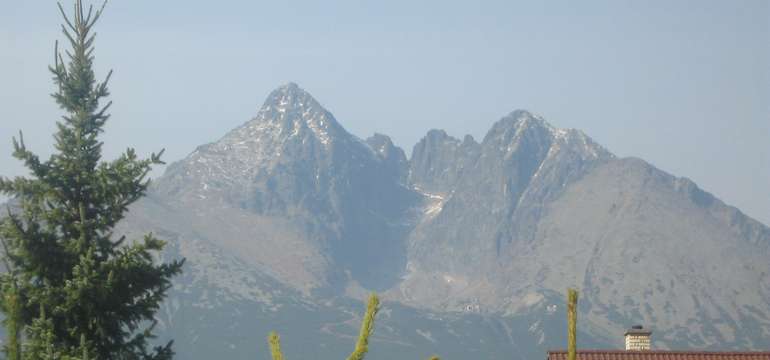 Penzión Skitour sa nachádza v tichom a pokojnom prostredí s výhľadom na Tatry