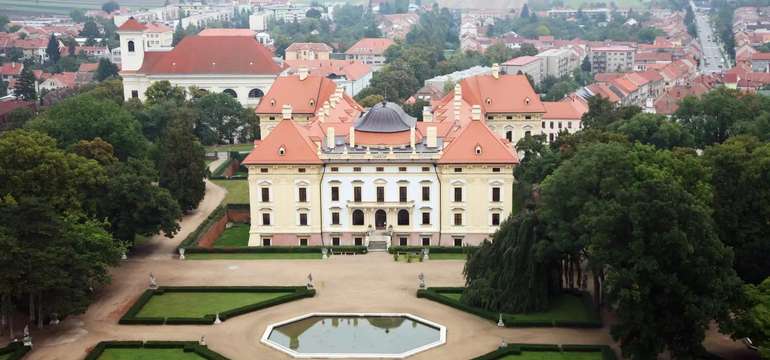 Letecký pohľad na zámok Slavkov u Brna s parkom a fontánou