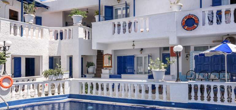 Porto Perissa*** je krásny rodinný hotel s vonkajším bazénom
