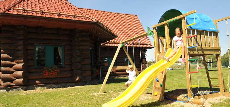 Hotel je vybaven dětským hřištěm i dětským koutkem