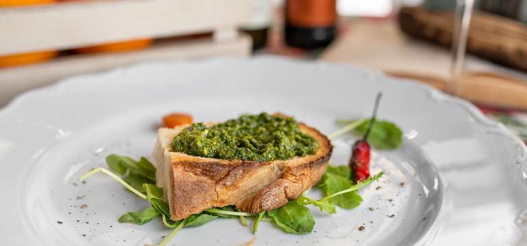 Bruschetta al verde v reštaurácii Maximilián