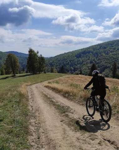 Horským sedlem vede mnoho cyklotras, turistických stezek a v okolí je spousta aktivit i pro vaše dět