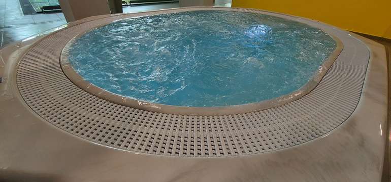 Whirlpool bazén (vírivka) pre 12 osôb s masážnymi tryskami a vyvieračkou vzduchu.