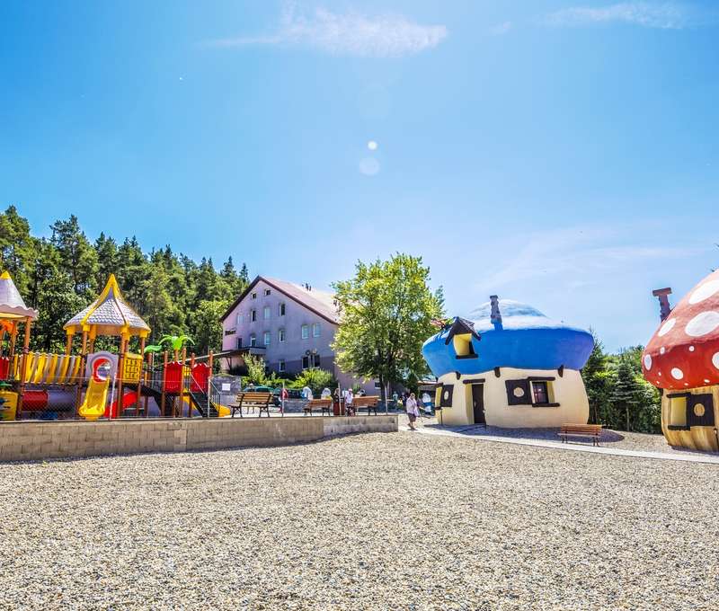 Hotel Jesenice je v těsné blízkosti houbičkové vesničky