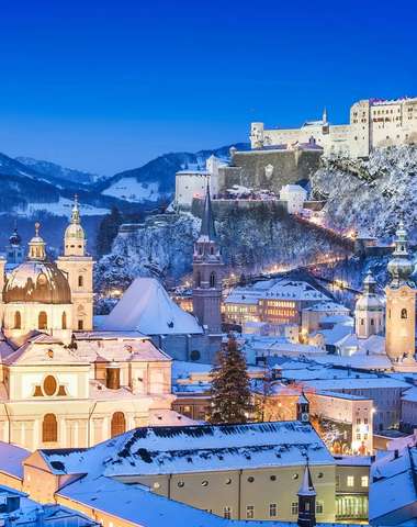 Zasnežené historické centrum a pevnosť Hohensalzburg, Salzburg