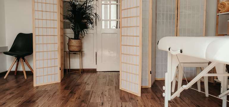 Liečebno-relaxačná alebo Deluxe masáž či darčeková poukážka na všetky druhy masáží 