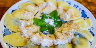 Sladké domáce pirohy so slivkovým lekvárom a tvarohom