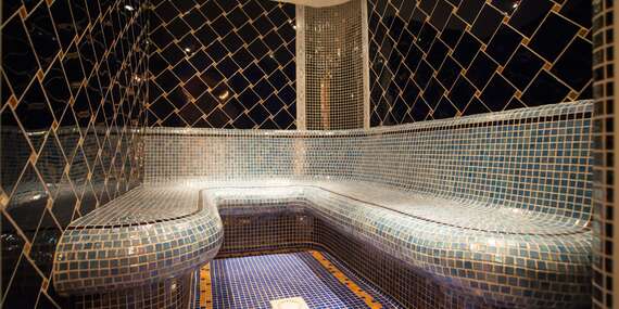 Vstup do antického wellness centra v unikátnych Liečebných Termálnych Kúpeľoch Sklené Teplice/Žiar nad Hronom - Sklené Teplice