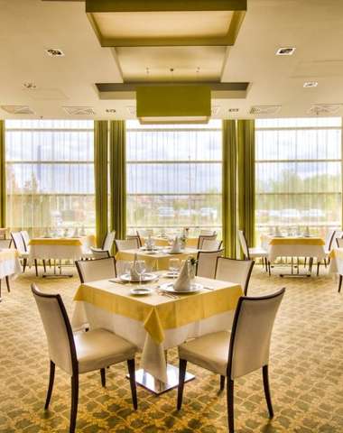 Hotel má až 3 reštaurácie a 3 bary