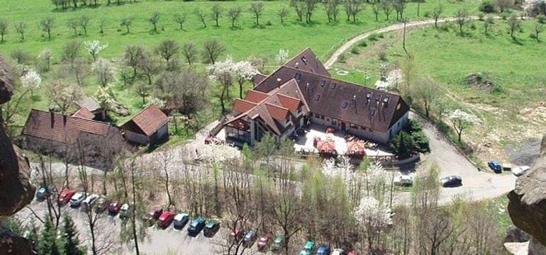 Výhled z hradu na hotel Trosky