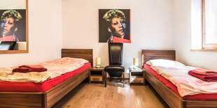 Dvojlôžková izba je určená pre páry, ktoré hľadajú moderné prostredie a vysoký komfort