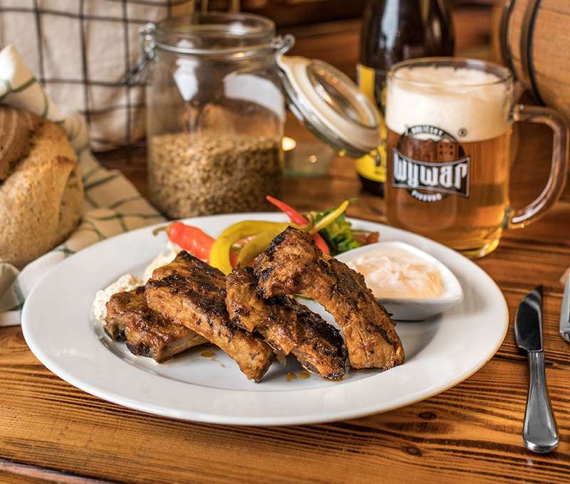 500 g grilovaných rebierok v pivnej marináde