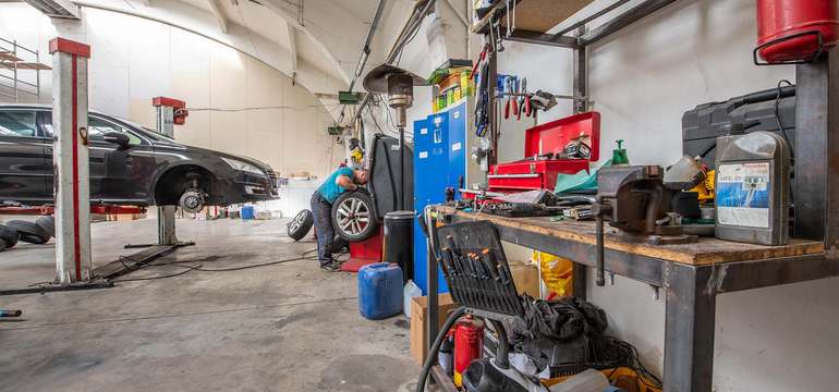 Priestory pneuservisu Autogarnet na Trnavskej ceste 102 v Bratislave