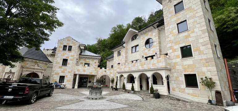 POPRVÉ U NÁS: Romantika na zámku Mraznica s wellness