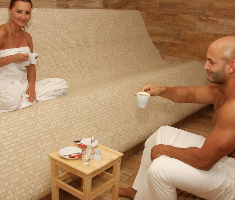K relaxaci a prohřátí těla slouží ve wellness centru tepidárium s vyhřívanou lavicí