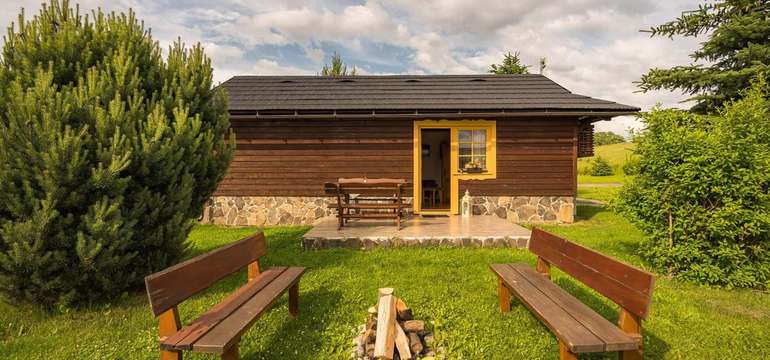 Pri chatkách v Holliday Village máte k dispozícii aj vonkajší gril, altánok a ohnisko