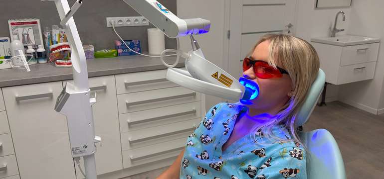 Dentálna hygiena a profesionálne bielenie na klinike Dentmedik