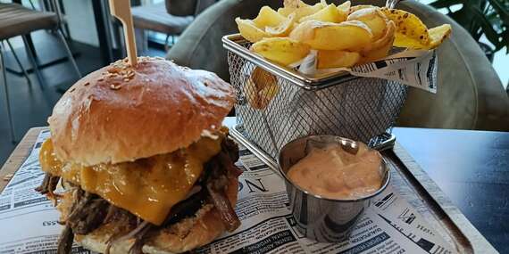 Hamburgery s hranolčekmi a omáčkou podľa vlastného výberu v reštaurácii Rock Farm vo Veľkej Lomnici/Vysoké Tatry - Veľká Lomnica