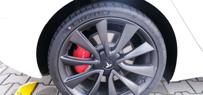Systém pohonu všech kol Tesla využívá dva nezávislé elektromotory k zajištění optimálního výkonu