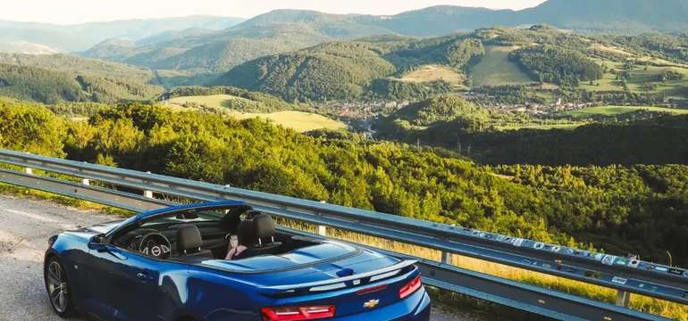 Žiadna snaha o nenápadnosť – toto auto priam kričí sebavedomím.