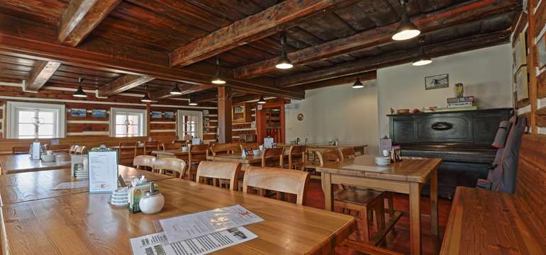 Příjemné posezení u dobrého jídla vás čeká v prostorné restauraci nebo na venkovní terase