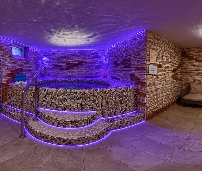 Vstup do wellness s bazénom, vírivkou a saunou vo WX hoteli