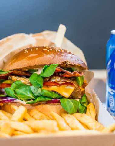 Stanica burger s hranolkami a Pepsi alebo Mirindou so sebou "take away"