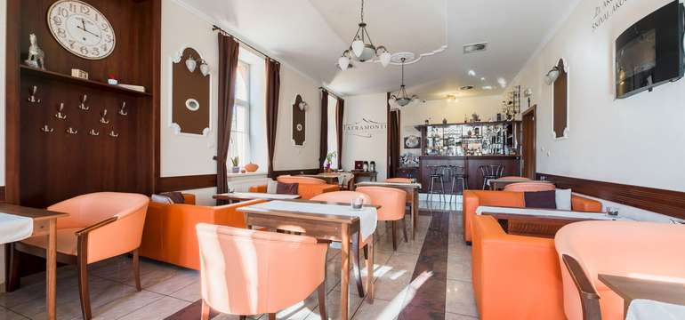  Hotel disponuje kaviarňou, ktorá hosťom ponúka posedenie v príjemnom prostredí a podávanie raňajok
