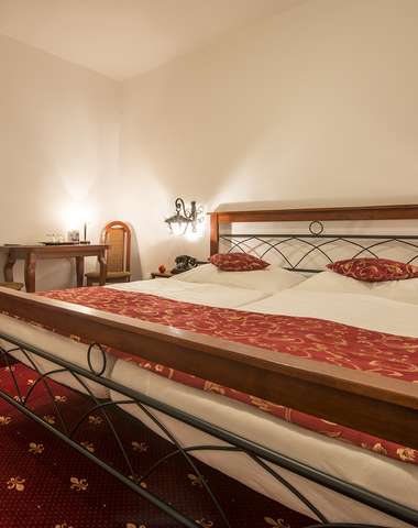 Hotel ponúka ubytovanie v 14 dvojposteľových izbách s manželskou posteľou