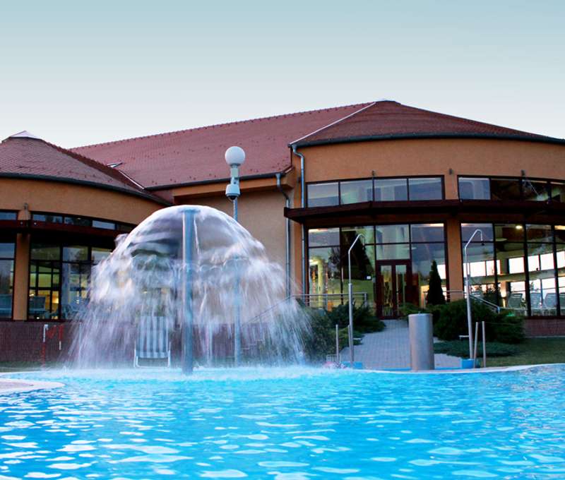 Wellness Hotel Patince****, výhľad na vonkajší bazén