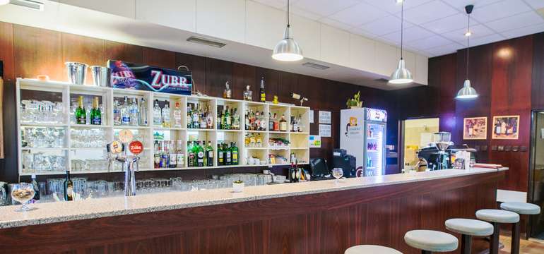 Súčasťou hotela je snack bar a reštaurácia s tanečným parketom