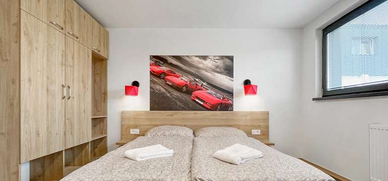 Pobyt v Double Red Cars Hotel*** + vstupy do múzea športových áut