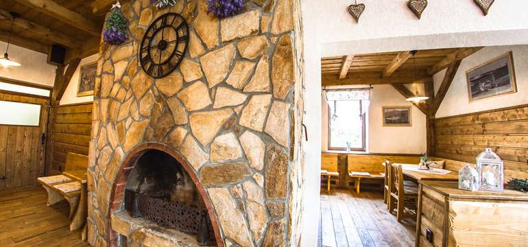 V příjemně zařízené restauraci je příjemné posezení