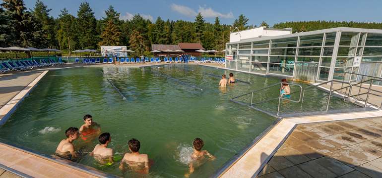 Teplota vody v bazénoch sa pohybuje od 26 do 38 °C