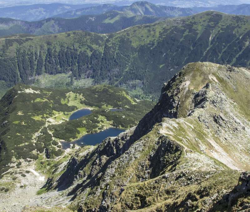 Cesty od chaty vedú na Roháčske plesá, Rákoň, Ostrý Roháč, Plačlivé či Volovec