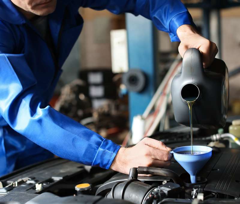 Výmena motorového oleja a filtrov osobného automobilu