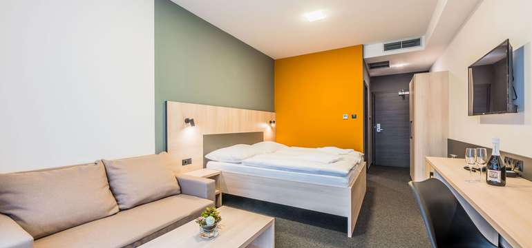 K štandardu všetkých izieb patrí sprchový kút, televízor, trezor, minibar a WiFi